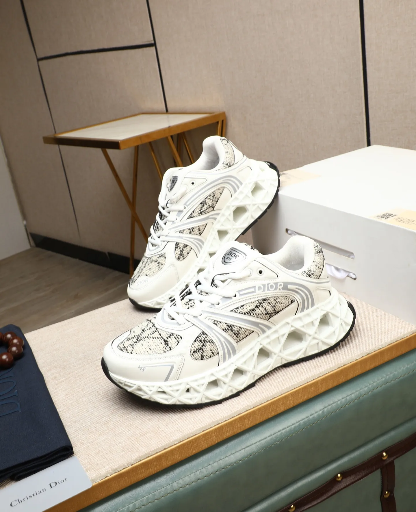 Men's shoes 💰800💰 Men's style 👦🏻Dior Dior B35 High-end quality Original casual sports shoes Upper: special environmentally friendly leather. High-frequency brand totem, brand totem cloth, tongue plastic brand logo, heel high-frequency brand logo Lining: brand canvas Original version: ultra-light TPR·rubber; two-color molded outsole Ultra-high quality control and fine workmanship: High-end, extravagance and class. Size: 39-44 (38, 45, 46, can be customized)…! !